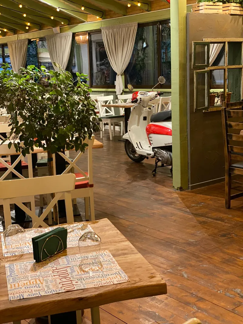 Sală de mese cu decor rustic