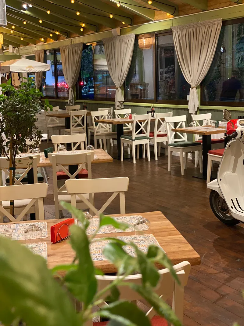 Spațiu de servire în restaurantul Volare