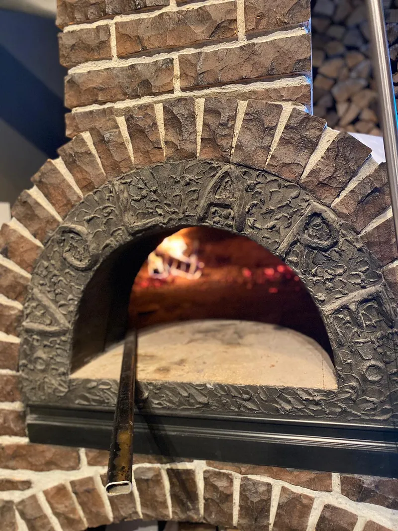 Cuptorul cu lemne din pizzeria Volare