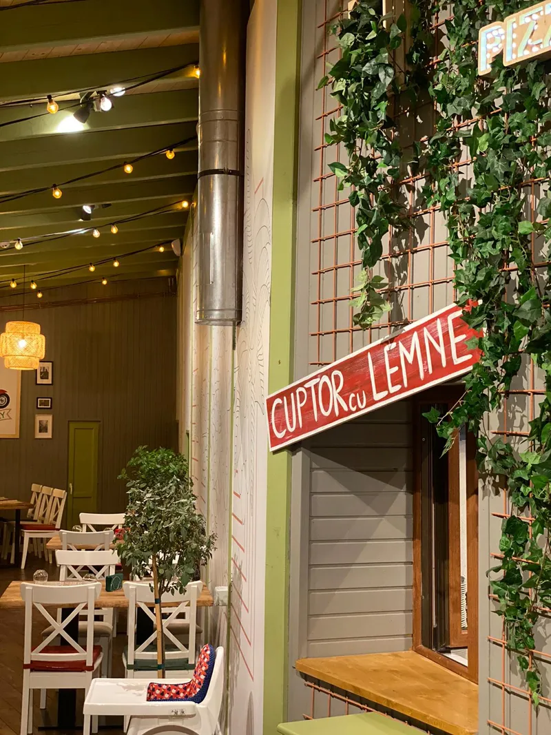 Intrarea în pizzeria Volare